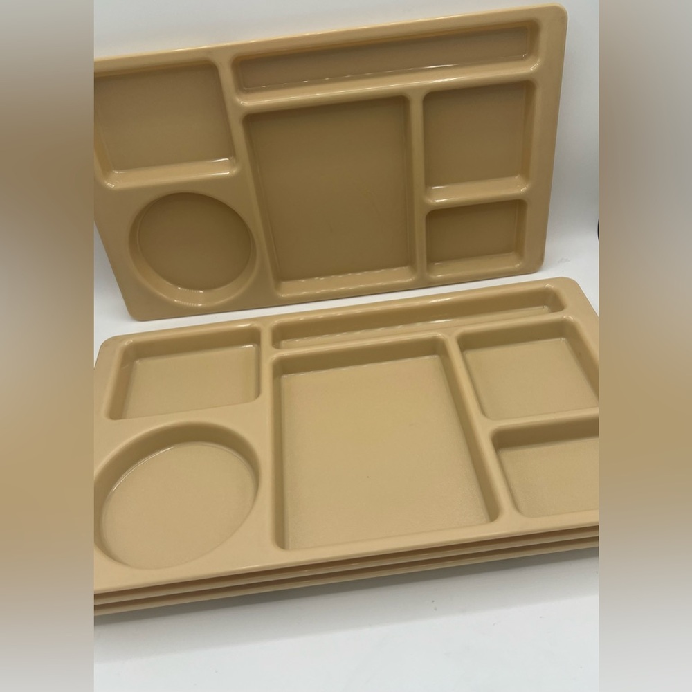4 BEIGE CAMBRO 915CW SIX COMPARTMENT STACKING TRAYS 9" X 15"